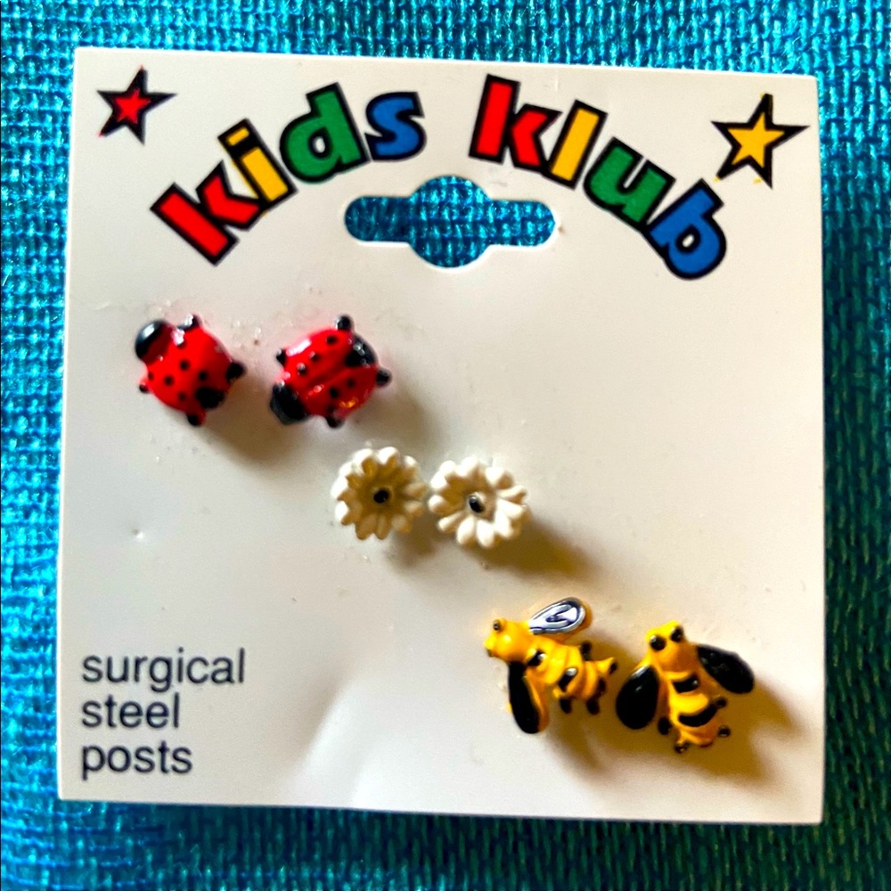 🐈‍⬛2/$6 NWT - Ladybug, Bumblebee & Flower Stud Earrings